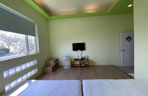 Xiaoliuqiu House | Oceanfront Divewhale Homestay with Kid-Friendly Amenities
