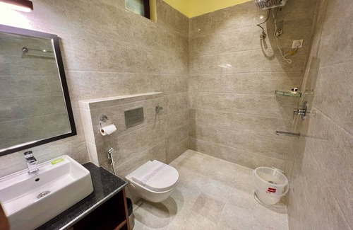 Naukuchiyatal Hotel | Divine by The Lake Hill