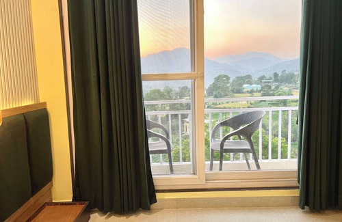 Naukuchiyatal Hotel | Divine by The Lake Hill