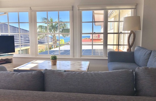 Dee Why House | Beautiful Coastal Retreat with Family-Friendly Amenities