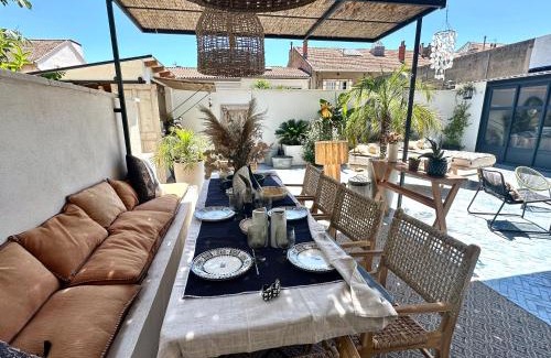 Couronne Urbaine Apartment | Enchanted Escape: Divine Idylle with Jacuzzi & Terrace