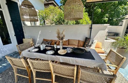 Couronne Urbaine Apartment | Enchanted Escape: Divine Idylle with Jacuzzi & Terrace