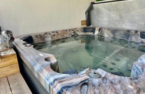 Couronne Urbaine Apartment | Enchanted Escape: Divine Idylle with Jacuzzi & Terrace
