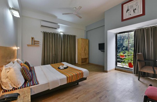Noida Hotel | Cozy Divine Inn: Ideal Stay Near Sector 51 Metro Station