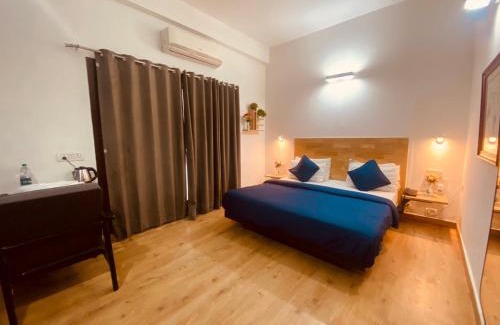 Noida Hotel | Cozy Divine Inn: Ideal Stay Near Sector 51 Metro Station