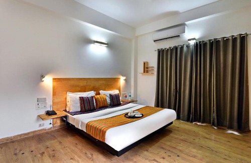 Noida Hotel | Cozy Divine Inn: Ideal Stay Near Sector 51 Metro Station