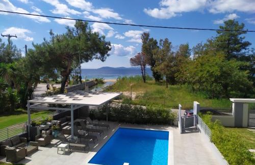 Toroni House | Oceanfront Divine Luxury Apartments with Pool & 9/10 Rating