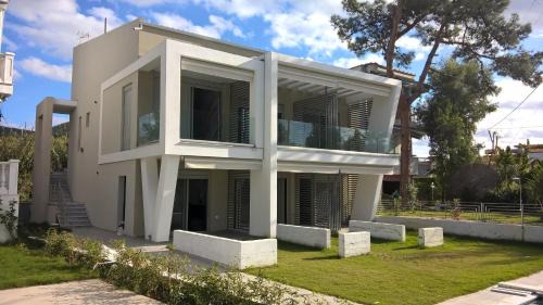 Toroni House | Oceanfront Divine Luxury Apartments with Pool & 9/10 Rating