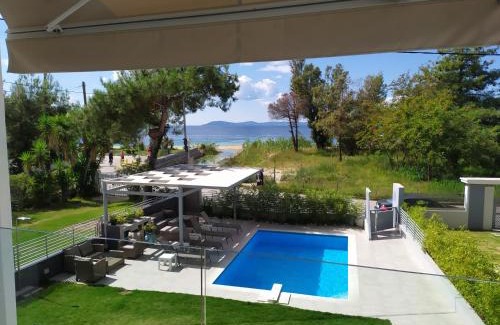 Toroni House | Oceanfront Divine Luxury Apartments with Pool & 9/10 Rating