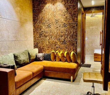 New Delhi Hotel | Top Rated Divine Studios with Breakfast & Family Amenities