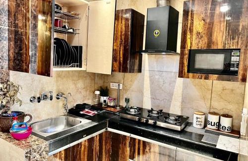 New Delhi Hotel | Top Rated Divine Studios with Breakfast & Family Amenities