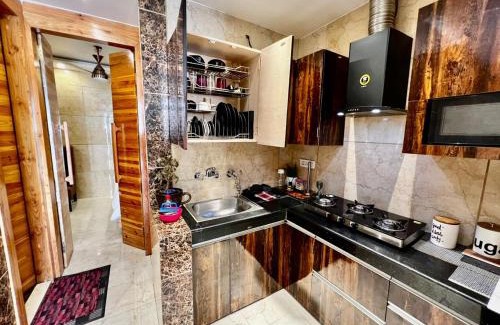 New Delhi Hotel | Top Rated Divine Studios with Breakfast & Family Amenities