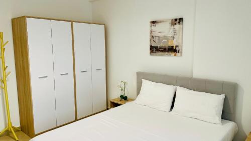 Divjake Apartment | Pet-Friendly Divjaka Apartments: City Center Gem with Breakfast