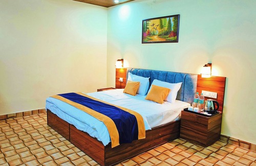 Rajgarhi Hotel | Welcoming Divyam Resort: Family-Friendly Stay with Dining