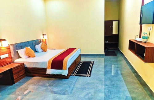 Rajgarhi Hotel | Welcoming Divyam Resort: Family-Friendly Stay with Dining