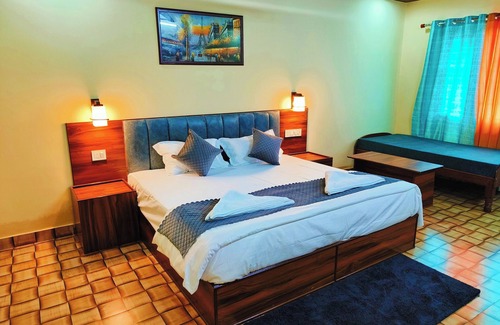 Rajgarhi Hotel | Welcoming Divyam Resort: Family-Friendly Stay with Dining