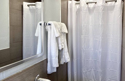 Compton Hotel | Explore Dixie Motel: Family-Friendly with Breakfast & Kitchen