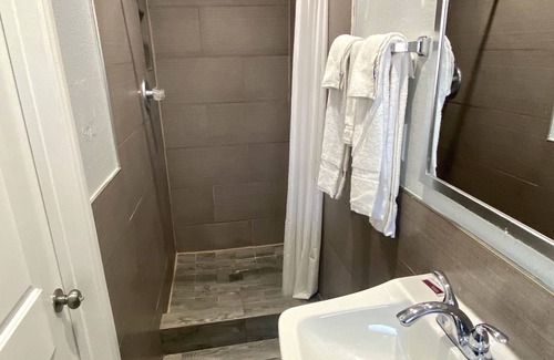 Compton Hotel | Explore Dixie Motel: Family-Friendly with Breakfast & Kitchen