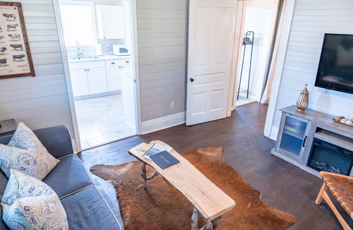 Columbia House | Cozy Dixie's Cabin @ Muletown Farm - 10/10 Guest Rated Stay