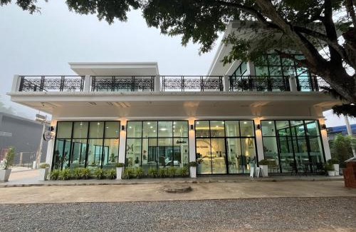 Nan Hotel | Charming DMhotel&cafe: 4-Star Stay with Family-Friendly Dining