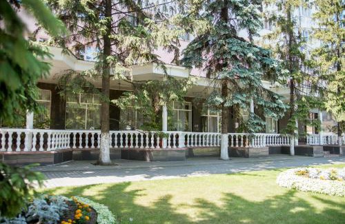 Kremenchuk Hotel | Comfortable Dniprovski Zori: Breakfast & Hot Tub Awaits