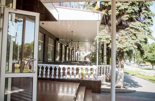 Kremenchuk Hotel | Comfortable Dniprovski Zori: Breakfast & Hot Tub Awaits