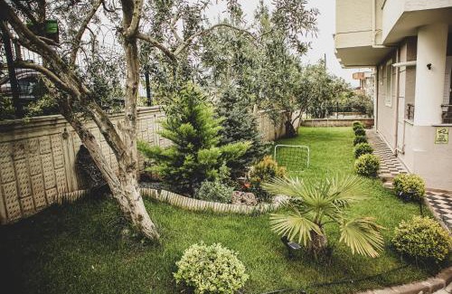 Gemlik Apartment | Your Nature Retreat: Oceanfront Escape with Beach Access