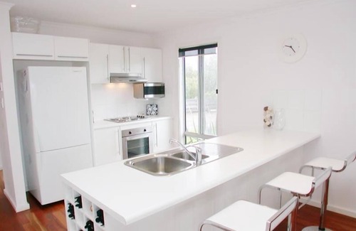Port Willunga House | Pet-Friendly Retreat at Do Drop Inn - Oceanfront Getaway