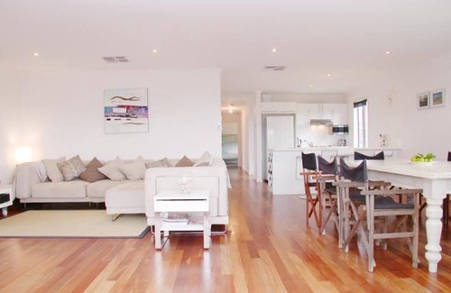 Port Willunga House | Pet-Friendly Retreat at Do Drop Inn - Oceanfront Getaway