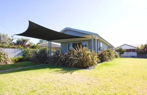 Port Willunga House | Pet-Friendly Retreat at Do Drop Inn - Oceanfront Getaway