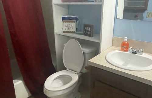 Summerville House | Charming Retreat Near CHS & Downtown - Pet-Friendly Stay