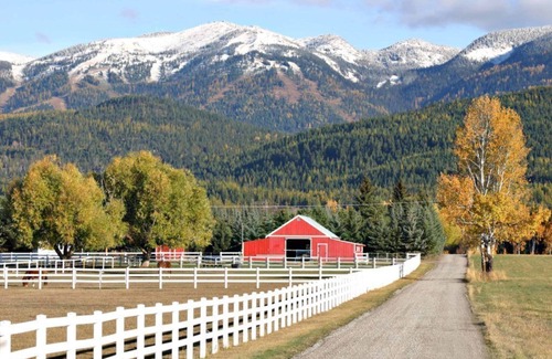 Olney House | Secluded Log Cabin Retreat in Scenic Montana Highlands