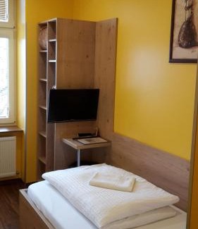 Rudolfsheim-Funfhaus Hostel | Budget-Friendly Stay at Do Step Inn Home - Hotel & Hostel