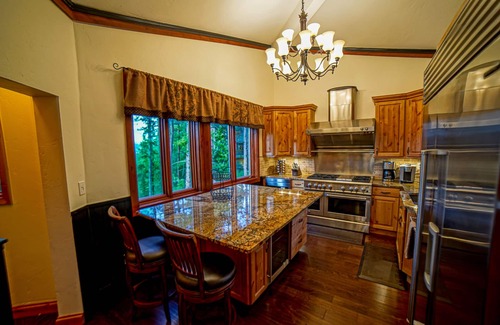 Breckenridge House | New Breckenridge Peak 7 with Hot Tub & Ocean View