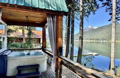 Leavenworth House | Unforgettable Stay at Doc Roy's Legacy with Hot Tub Access