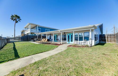 Palm Harbor House | Idyllic Rockport Home with Canal Dock & Bay Access