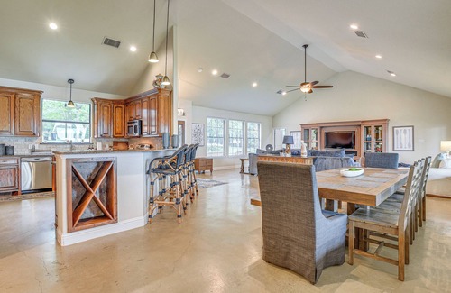 Alvarado House | Ideal Alvarado Lake Home with Kayak, Canoe & Spa Access