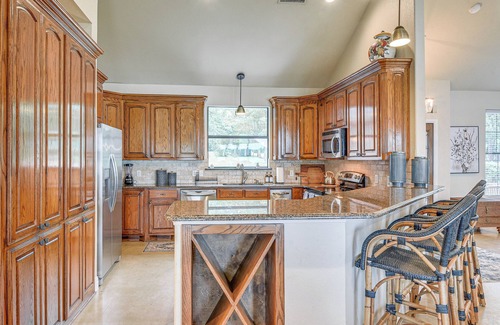Alvarado House | Ideal Alvarado Lake Home with Kayak, Canoe & Spa Access