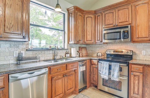 Alvarado House | Ideal Alvarado Lake Home with Kayak, Canoe & Spa Access