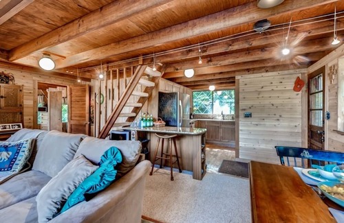 Innsbrook Cottage | Tranquil Lakefront Cottage with Dock & Resort Amenities