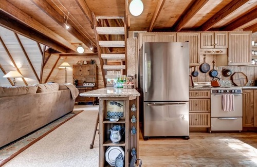 Innsbrook Cottage | Tranquil Lakefront Cottage with Dock & Resort Amenities