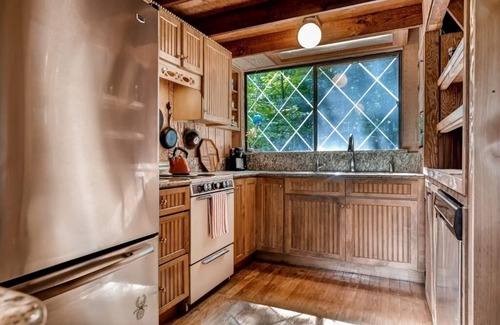 Innsbrook Cottage | Tranquil Lakefront Cottage with Dock & Resort Amenities