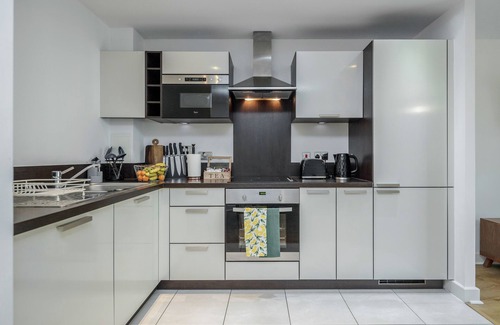 Rotherhithe Apartment | Experience Docklands: Prime Apt Near Station & Attractions