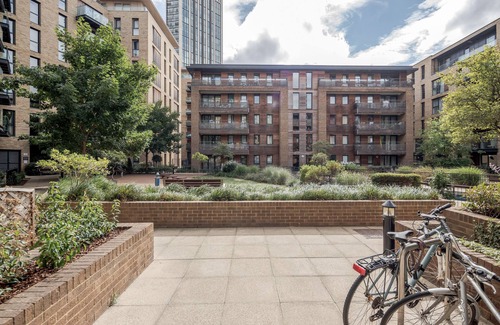 Rotherhithe Apartment | Experience Docklands: Prime Apt Near Station & Attractions