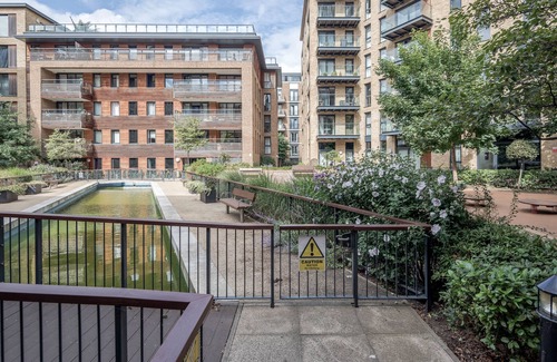 Rotherhithe Apartment | Experience Docklands: Prime Apt Near Station & Attractions
