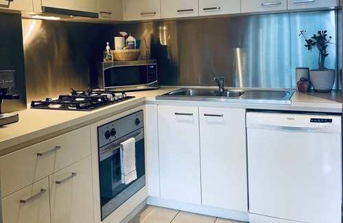 West Melbourne Apartment | Delightful Docklands 1-Bedroom with WiFi, Pool & Gym