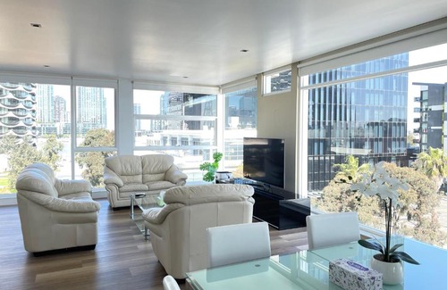 Docklands Apartment | Elegant Docklands Penthouse with Hot Tub & Dining Options