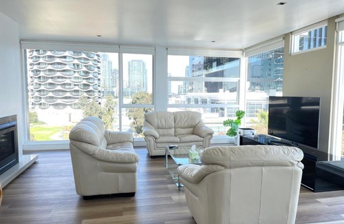 Docklands Apartment | Elegant Docklands Penthouse with Hot Tub & Dining Options