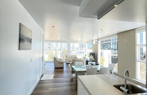 Docklands Apartment | Elegant Docklands Penthouse with Hot Tub & Dining Options