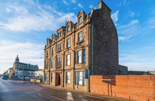 Dundee Apartment | Dockside: Quay Views with Family-Friendly Amenities